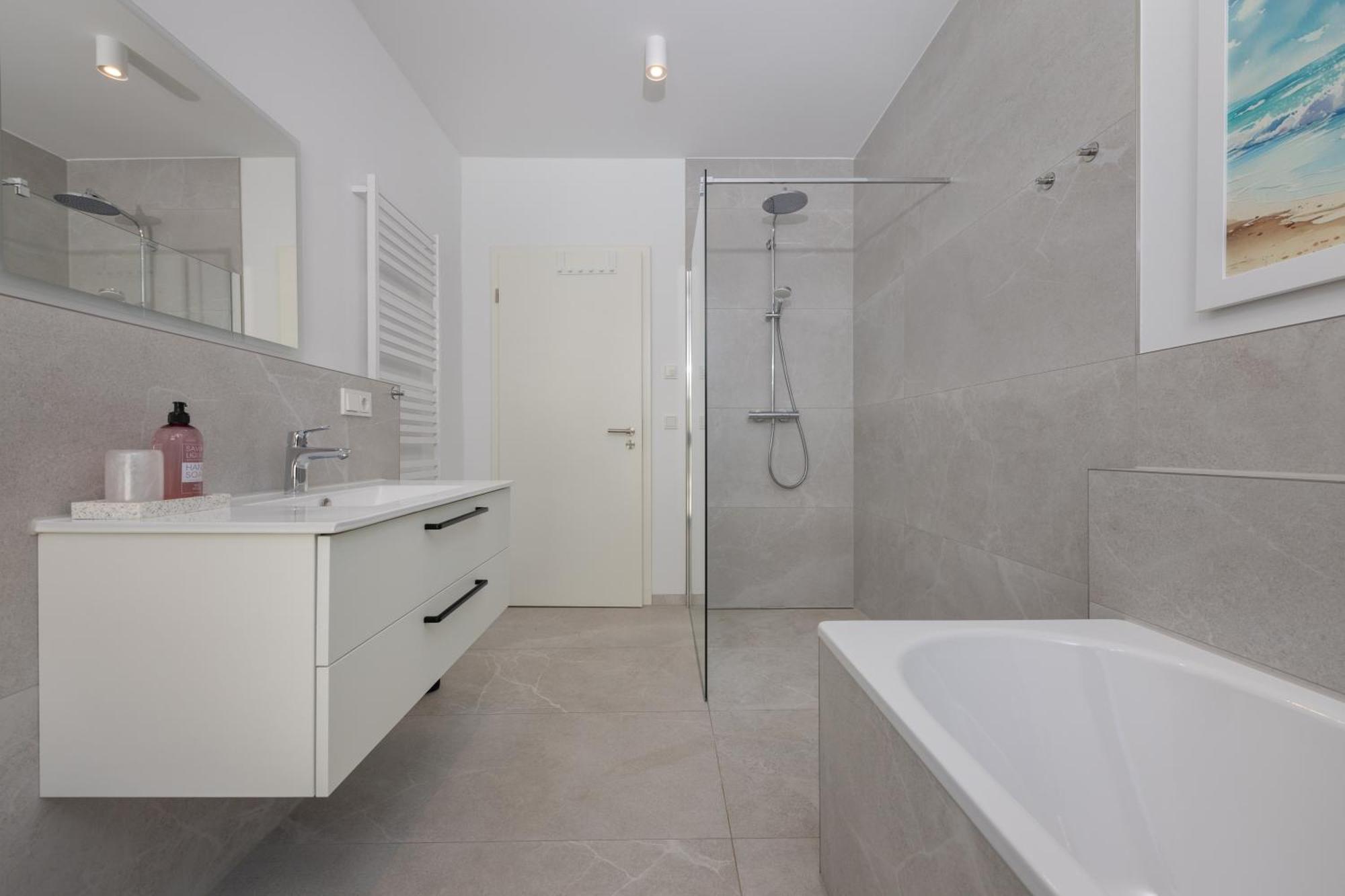 Ferienwohnung Strom Acht - Modern Frisch Inkl Stellplatz, Balkon - 200M Zum Alten Strom Rostock Eksteriør bilde